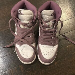 NIKE JORDAN
Kids Purple & White Air Jordan 1 High OG Big Kids Sneakers

Size 4
